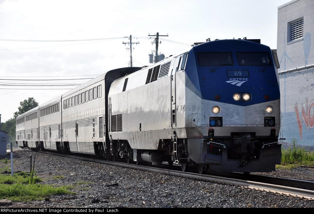 Eastbound "Texas Eagle" approaches the station